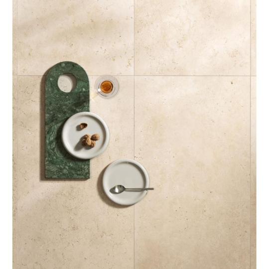 klasszikus meszko hatasu terasz mediterran burkolat fagyallo nagymeretu padlolap ko jarolap greslap travertin meszko bezs  burkolat minimal kohatasu csuszasmentes nagymeretu formavivendi burkolatok.jpg